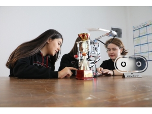 14 Yaşındaki Kız Öğrenciler ’Yangın Söndürme Robotu’yla Dünya İkincisi Oldu