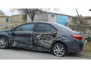 Seyir Halinde Kendini Vurdu, Otomobili Kaymakamın Aracına Çarptı