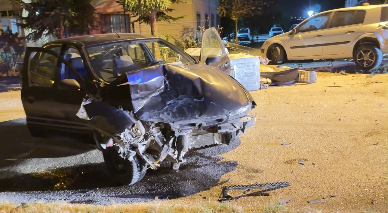 edirne-de-otomobil-park-halindeki-araca-ve-cop-konteynerlerine-carpti