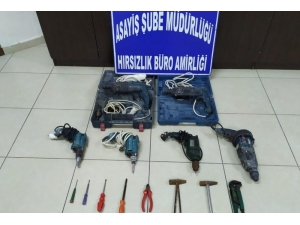 Otomobillerden Malzeme Çalan 3 Kişi Yakalandı