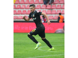 İmzayı Attı, İlk Maçına Çıktı