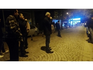 Kadın Alkol Komasına Girdi, Mahalleli Çekirdek Yiyerek Kurtarılmasını İzledi