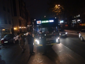 İett Otobüsü Yolun Karşısına Geçmeye Çalışan Kadına Çarptı: 1 Yaralı