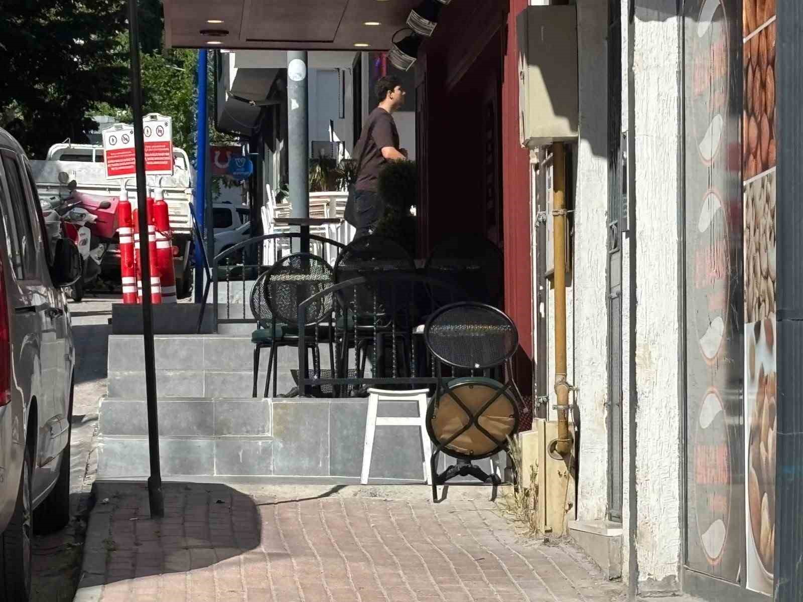yayalar-kaldirimda-yuruyememekten-sikayetci