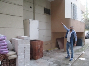 Tuğlaları Merdiven Gibi Kullanıp Hırsızlık İçin İş Yerine Girdi