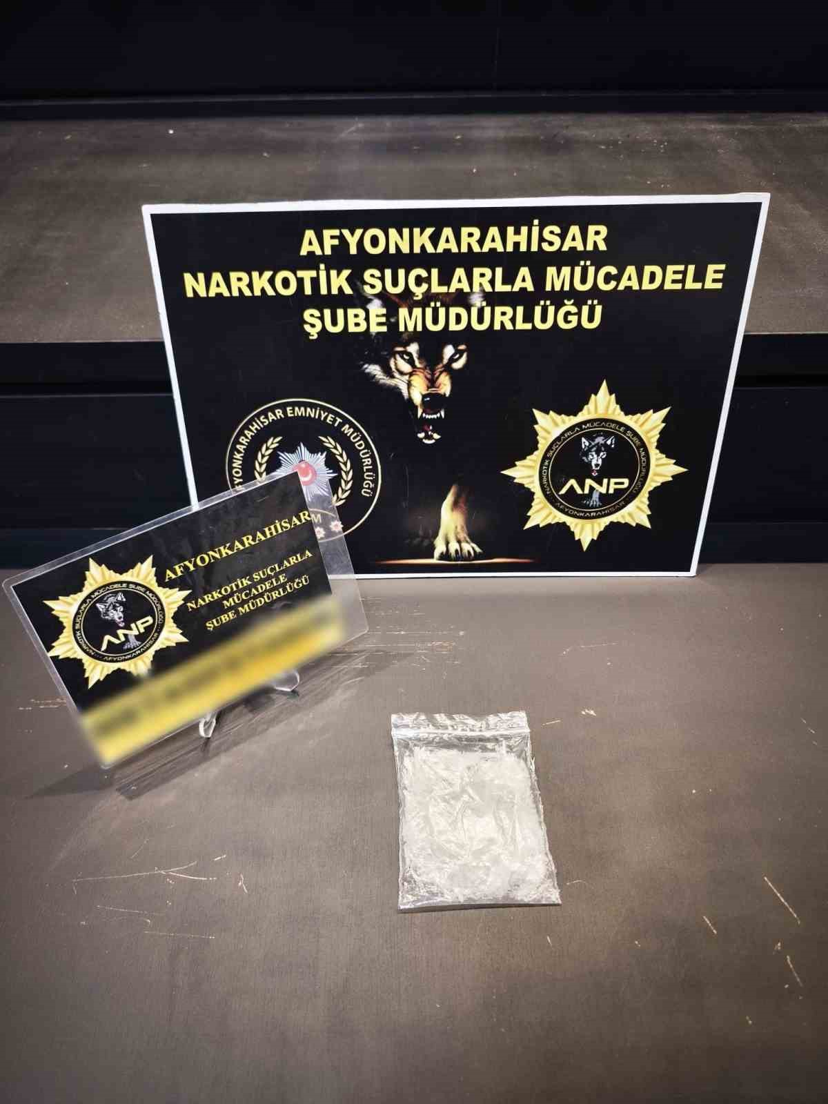 kullandiklari-aracta-uyusturucu-ile-yakalanan-2-kisi-tutuklandi