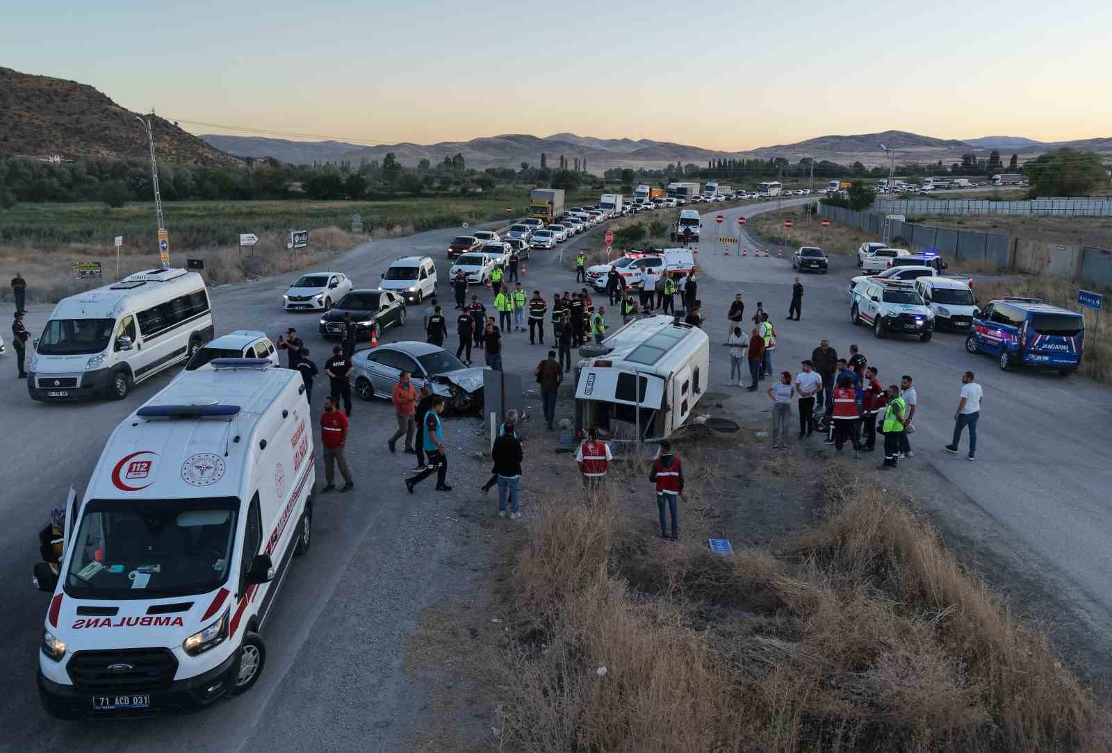 kirikkale-de-isci-servisi-ile-otomobil-carpisti-14-yarali