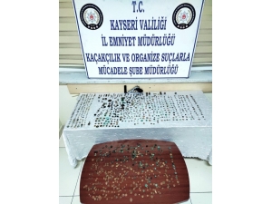 Kayseri’de Tarihi Eser Kaçakçılığı; Doğu Roma Ve İslami Dönemlere Ait Sikke Ve Tarihi Eserler Ele Geçirildi