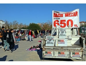 Semt Pazarında Hazır Mezarı Görenler Araca Akın Etti