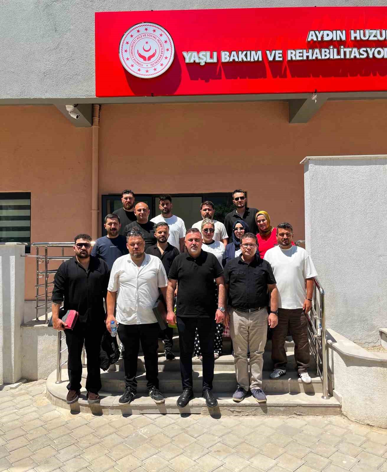 aydinli-berber-ve-kuaforlerden-huzurevi-sakinlerine-gonul-dokunusu
