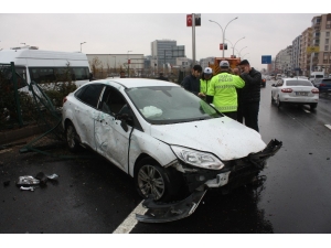 Sağanak Yağış Trafik Kazasını Beraberinde Getirdi