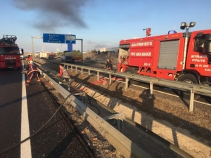 Ankara’da Kağıt Yüklü Tır Yandı