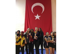 Ted’in Prensesleri Masa Tenisinde Şampiyon