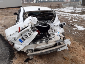 Otomobil İle Kamyonet Çarpıştı; 2 Yaralı