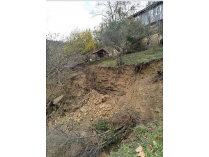 Ayancık’ta Toprak Kayması: 2 Ev Tahliye Edildi