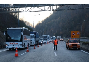 Otomobile Çarpan Tır Tem Otoyolu’nu Kapattı: 2 Yaralı