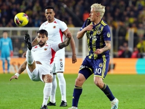 Süper Lig: Fenerbahçe: 3 - Gençlerbirliği: 1 (İlk Yarı)