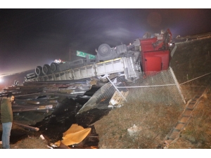 Tem’de Bariyerlere Çarpan Tır Şarampole Yuvarlandı