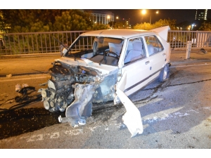 Trafik Işıklarına Ve Bariyerlere Çarpan Otomobil Hurdaya Döndü: 2 Yaralı