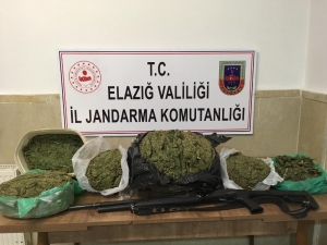 Jandarma Takip Etti, 2 Şüpheliyi 12 Kilo 870 Gram Esrarla Yakaladı