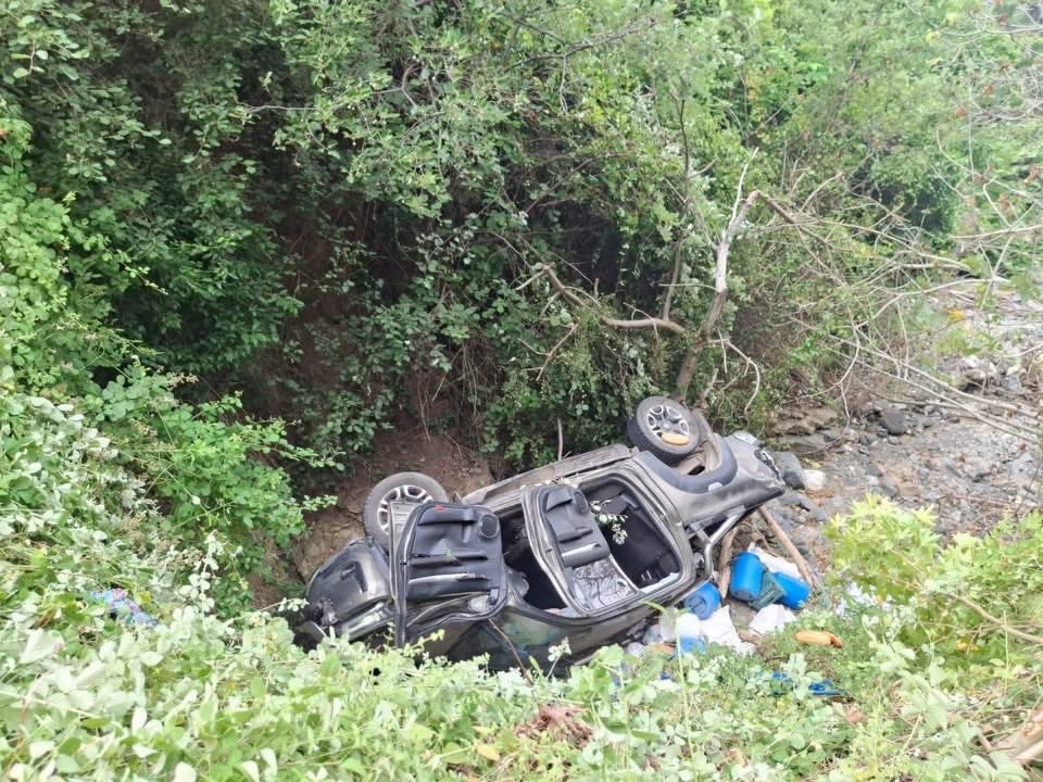 otomobille-carpisan-hafif-ticari-arac-dereye-uctu-7-yarali