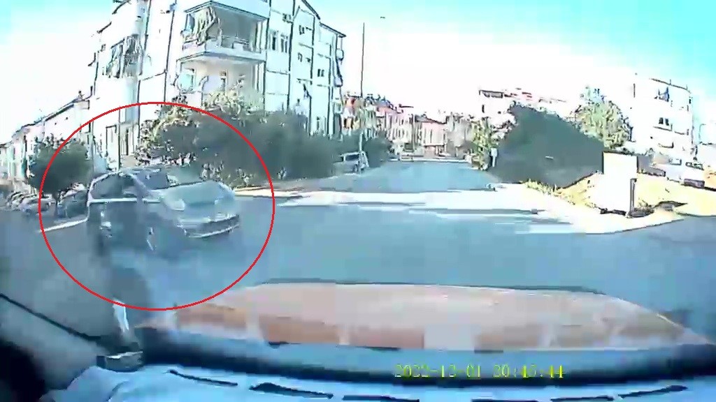 antalya-da-otomobilin-taksiye-carptigi-kaza-ani-arac-kamerasina-yansidi