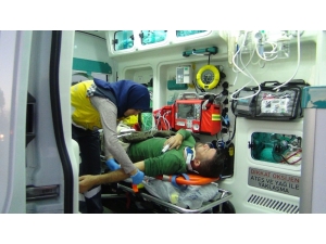 Otomobil, Elektrikli Bisiklete Çarptı: 2 Yaralı