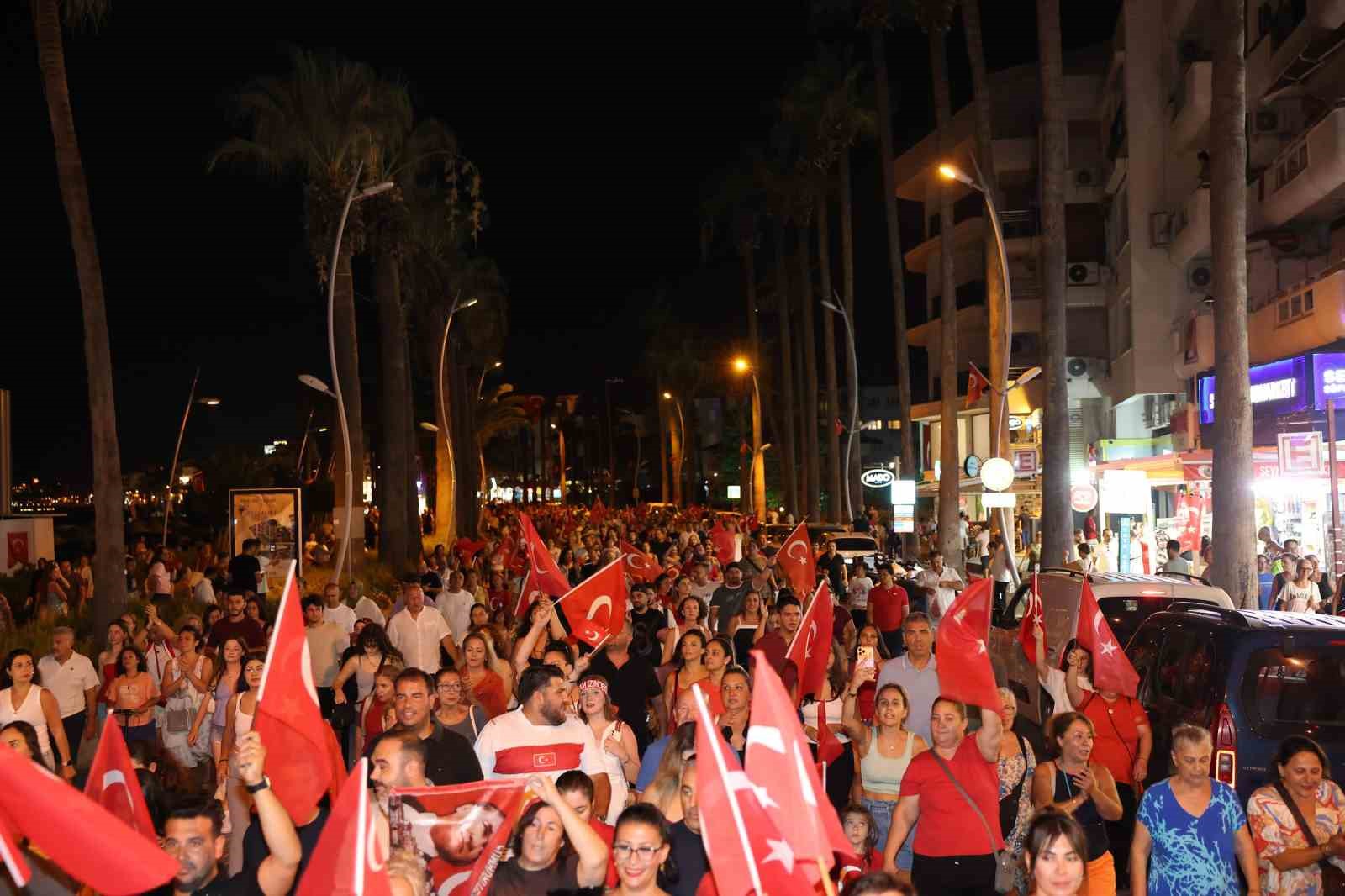 marmaris-te-sessiz-fener-alayi