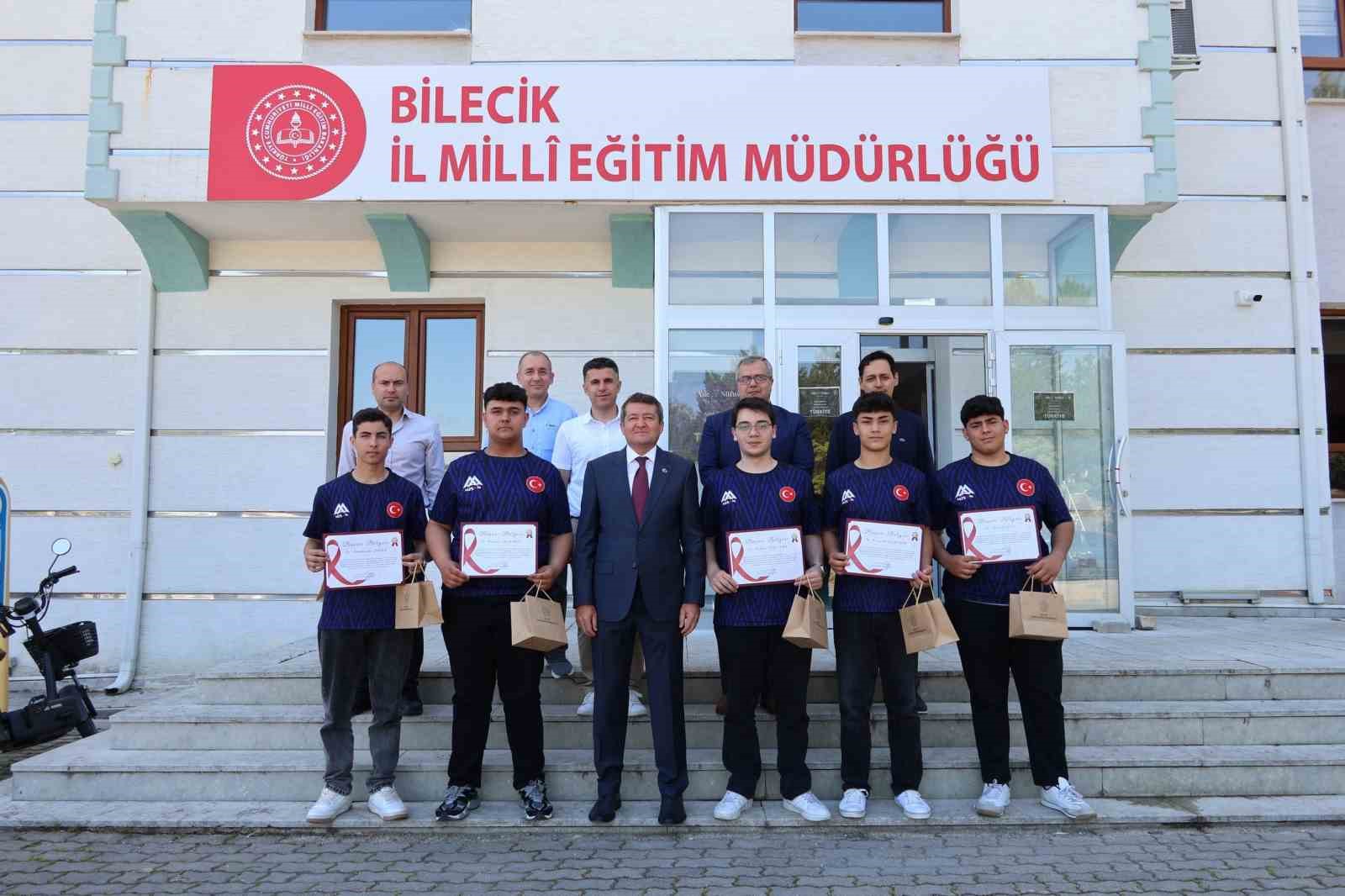 dunya-sampiyonlarina-basari-belgeleri-verildi