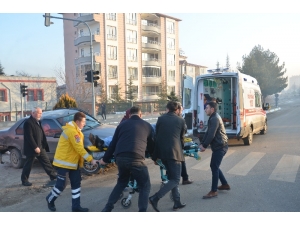 Hafif Ticari Araçla Çarpışan Otomobil Refüje Çıktı: 1 Yaralı