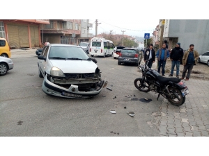 Otomobille Çarpışan Motosikletli Yaralandı