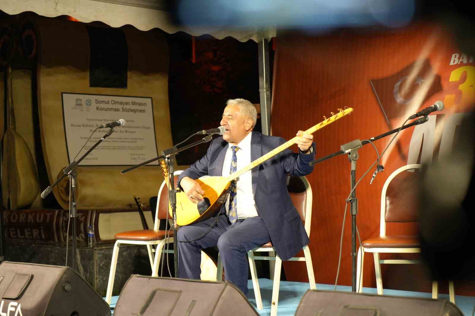 bayburt-ta-asiklar-zafer-bayrami-anisina-turkuler-soyledi
