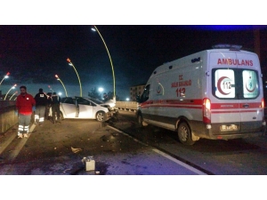 Otomobilin Çarptığı Köprüden Düşen Demir Ayağına İsabet Etti