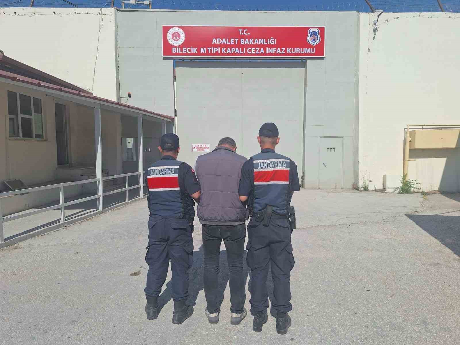 3-yil-1-ay-15-gun-hapis-cezasiyla-aranan-sahis-jandarmadan-kacamadi