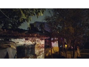 Başakşehir’de Gecekondu Yangınında Bir Kişi Dumandan Etkilendi