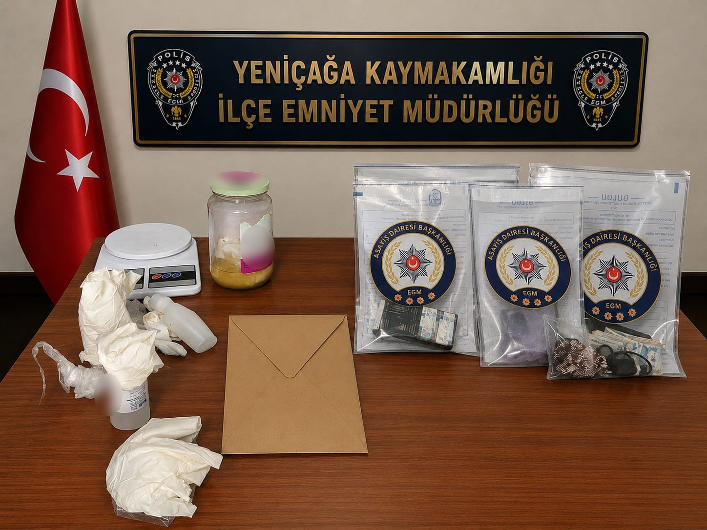 bolu-da-park-halindeki-otomobilden-100-bin-liralik-uyusturucu-cikti-2-tutuklama