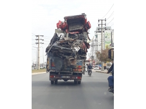 Hurda Araç Taşıyan Kamyon Trafikte Tehlike Saçtı