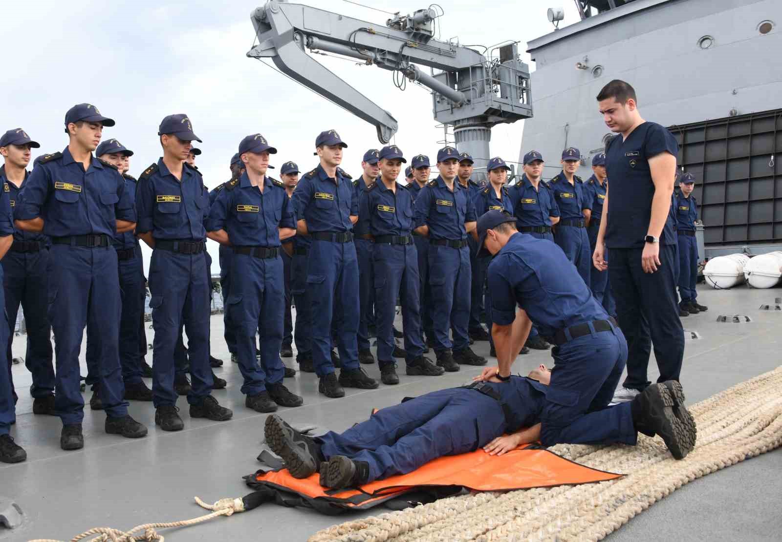deniz-harp-okulu-ogrencilerinden-tcg-osmangazi-ile-uygulamali-egitim