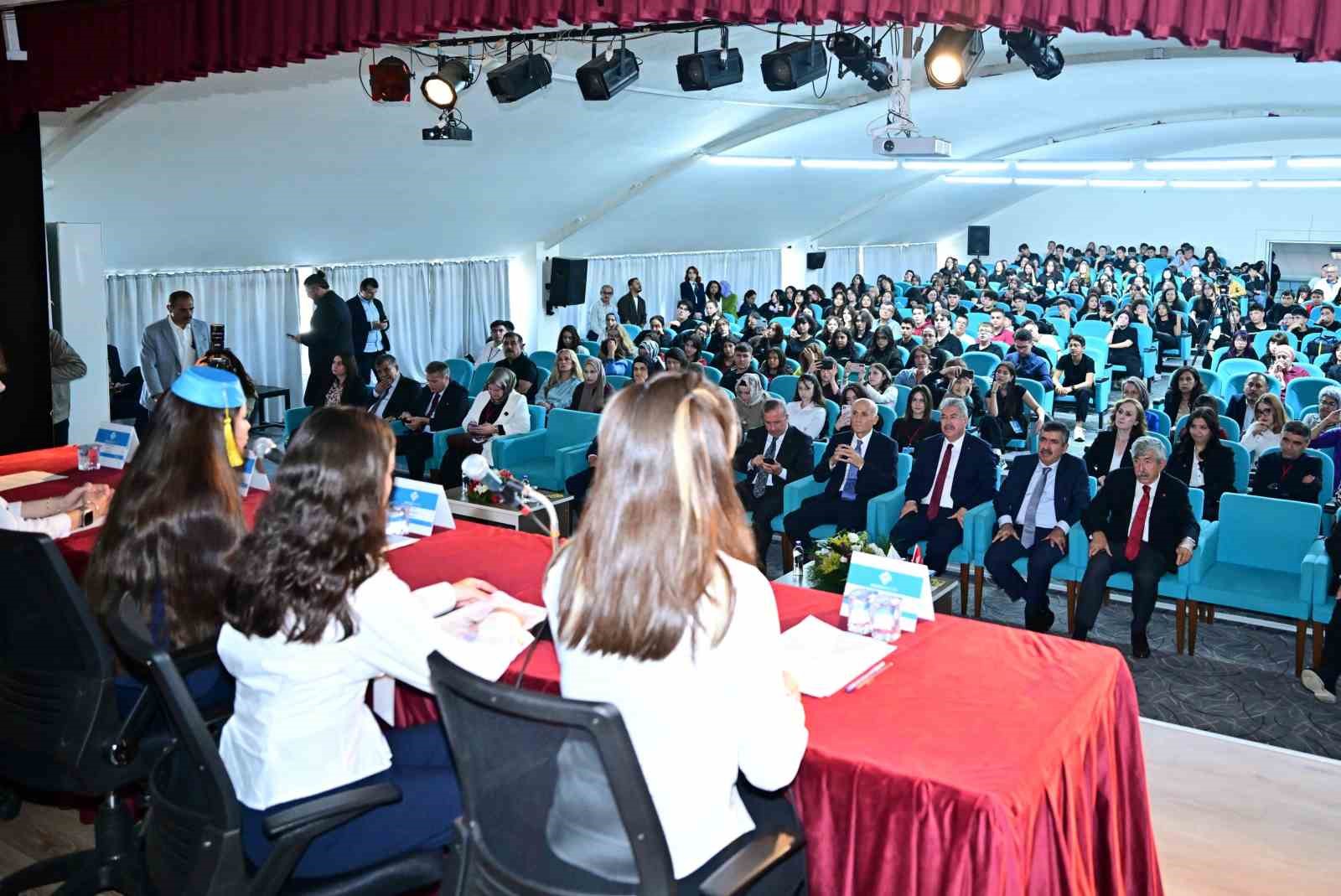 eskisehir-de-yazar-okumalari-cengiz-dagci-okumalari-programi-gerceklestirildi