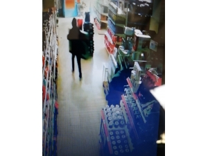 Marketten 22 Saniyede Dev Ekranlı 2 Televizyonu Çaldılar