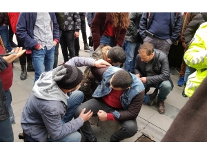 Cadde Ortasında Tartıştığı Kayınbiraderlerini Bıçakladı