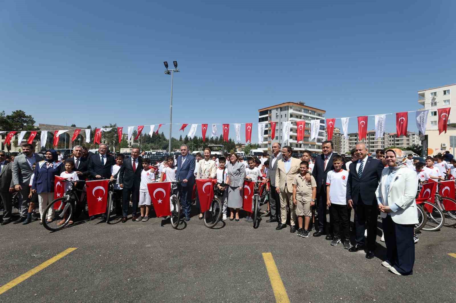camini-bul-takimini-kur-futbol-turnuvasina-katilan-ogrencilere-bisiklet-hediye-edildi