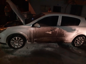 Balkondan Attığı Alevli Teneke Otomobili Yaktı