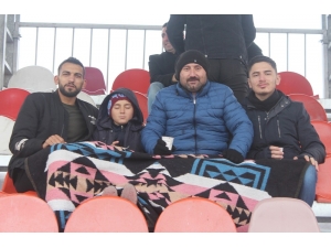 Soğuk Havaya Rağmen Battaniye İle Maç İzlediler