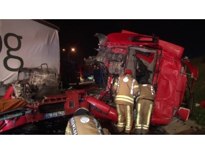 Tem Otoyolunda Tır Kamyona Çarptı: 1 Ölü, 1 Yaralı