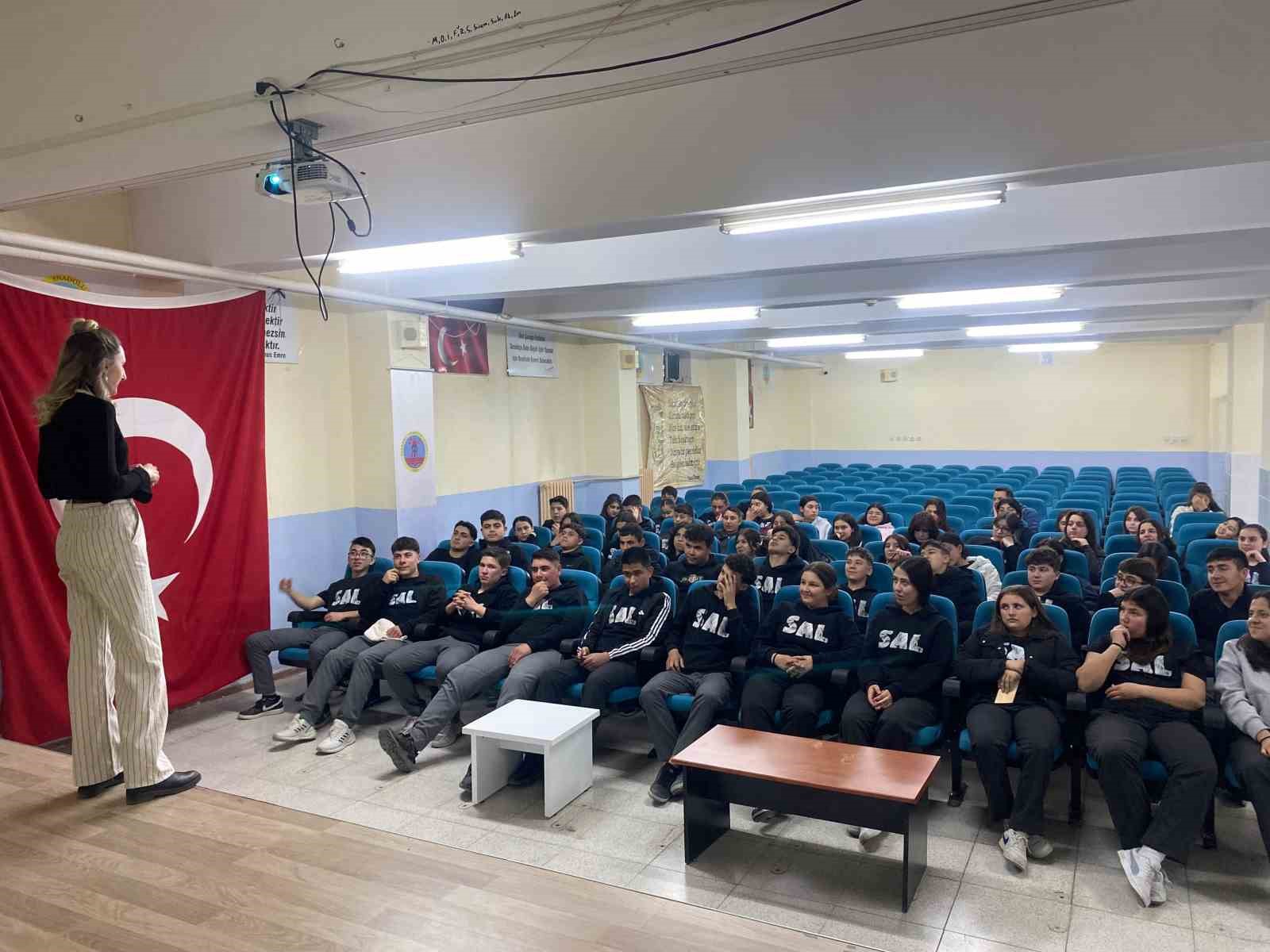 selendi-de-liseliler-yapay-zeka-ile-gelecege-hazirlandi