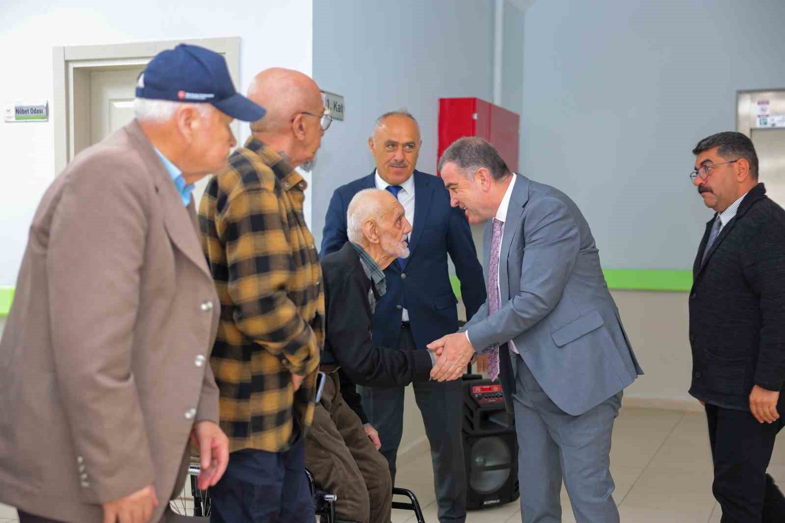 bayburt-huzurevi-sakinlerine-bayram-ziyareti