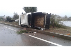 Refüje Devrilen Hafif Ticari Aracın Sürücüsü Yaralandı