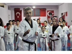 Elleri Olmadan 2 Kez Dünya Şampiyonu Oldu, Şimdi Şampiyonlar Yetiştiriyor