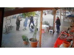 Öfkeli Baba, Kızını Dövmekle Suçladığı Kız Öğrencileri Böyle Kovaladı